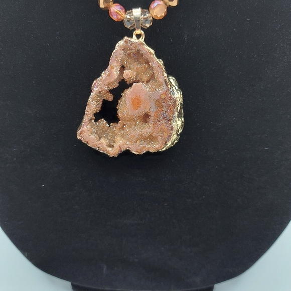 Glass bead necklace with natural geode pendant - Picture 6 of 8
